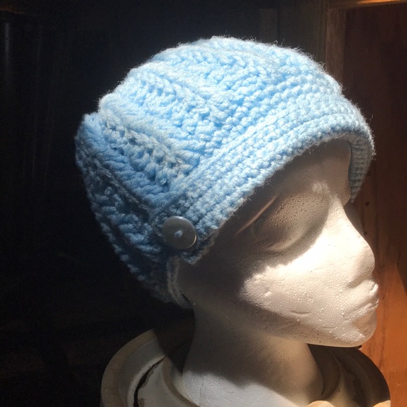 Hand crocheted hat with buttoned brim - Picture 4 of 7